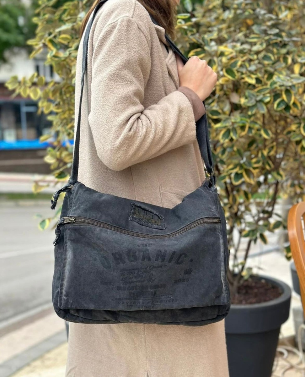 Siyah Renk Ayarlanabilir Askılı Ve Fermuarlı Omuz Çantası